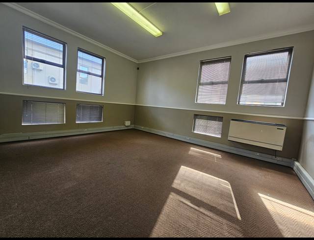 100M² BUSINESS CENTRE TO LET IN SILVER LAKES